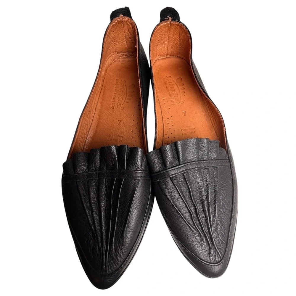 Spring Step Black Leather Pointed Toe Ruffle Loafers‎ Flats Size 7